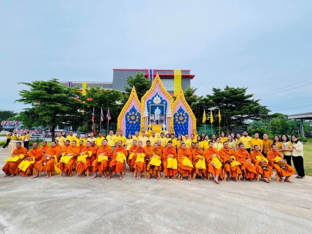 2-8-67 ทำบุญตักบาตรแด่พระภิกษุ ในโครงการบรรพชาอุปสมบทเฉลิมพระเกียรติพระบาทสมเด็จพระเจ้าอยู่หัว