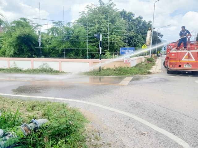 5-6-67 งานป้องกันฯ ล้างถนนและตีเส้นจราจรถนนในเขตชุมชน