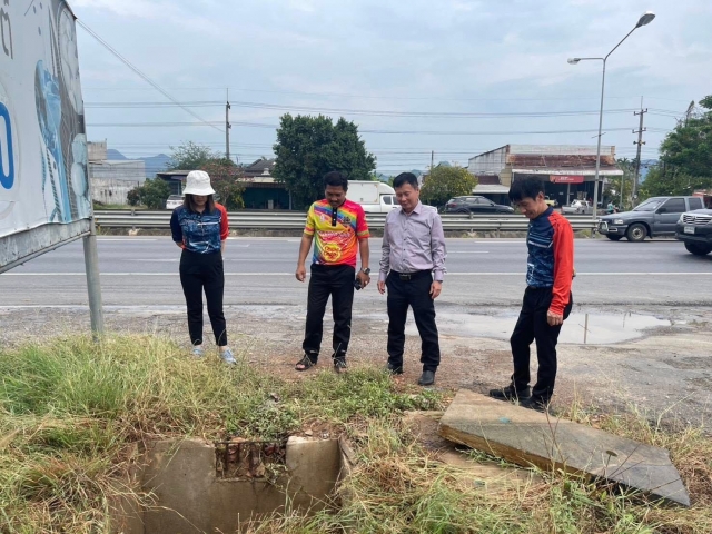 2-4-68 งานป้องกันฯ และเจ้าหน้าที่กองช่าง ออกดำเนินการแก้ไขปัญหาน้ำท่วมขังถนนบริเวณข้างเซเว่นไร่เก่า
