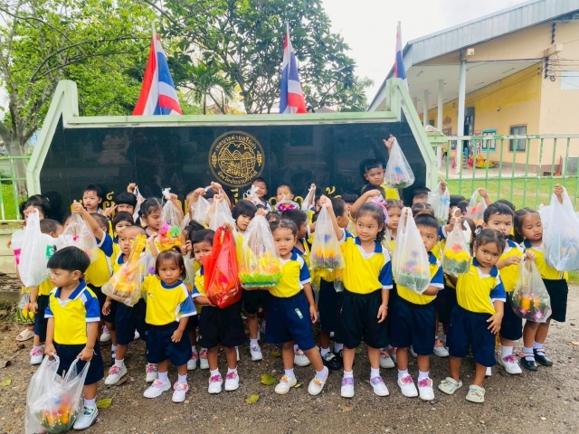 5-11-68 กองการศึกษานักเรียนนำกระทงมอบให้วัดสามร้อยยอดเพื่อส่งเสริม และการสืบสานประเพณีลอยกระทง