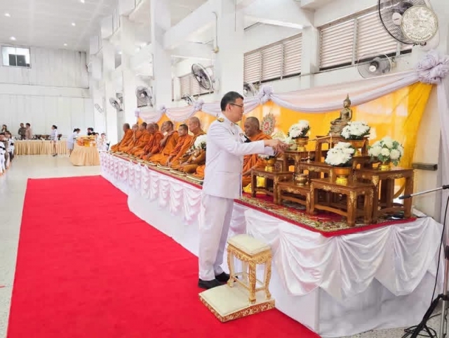 ร่วมพิธีเจริญพระพุทธมนต์และทำบุญตักบาตรถวายพระราชกุศลเนื่องในวันคล้าย