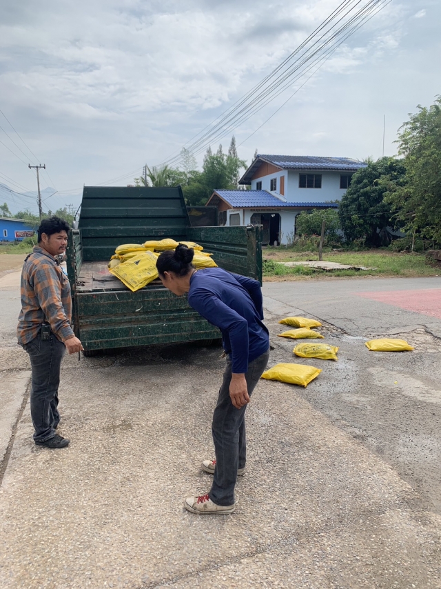 7 พ.ย. 65 งานป้องกันฯ ทำการปะถนนที่ชำรุด บริเวณตาลเจ็ดยอด 