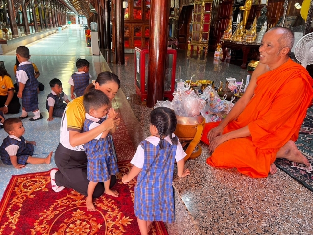14-6-67 กองการศึกษา ศูนย์พัฒนาเด็กเล็กวัดสามร้อยยอด นำเด็กเล็กทำบุญตักบาตร