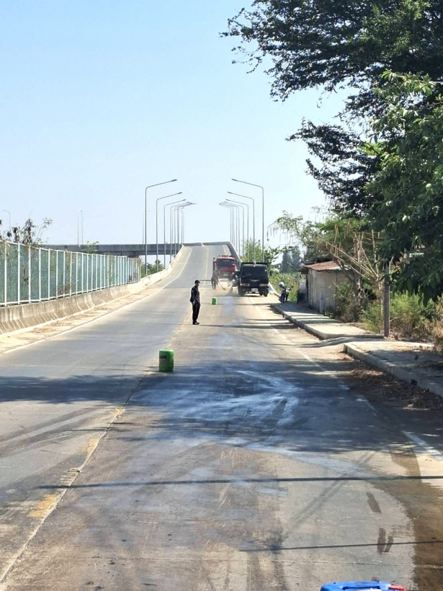 10-4-69 ดำเนินการฉีดล้างทำความสะอาดคราบน้ำมัน บริเวณสะพานกลับรถ หมู่ที่ 2 บ้านสามร้อยยอด