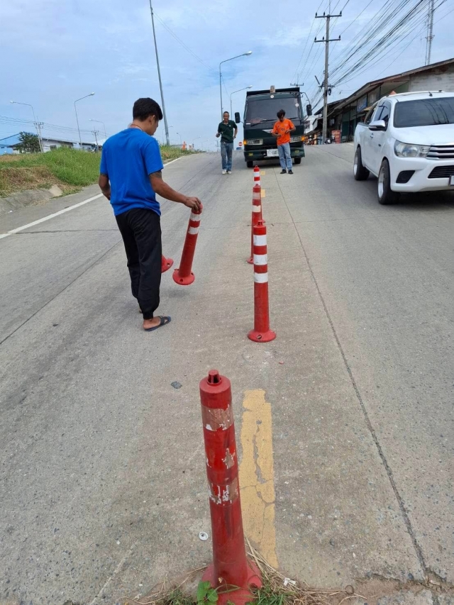 16-12-67งานป้องกันฯ ดำเนินการติดตั้งกรวยจราจรบริเวณทางรอดทางกลาง