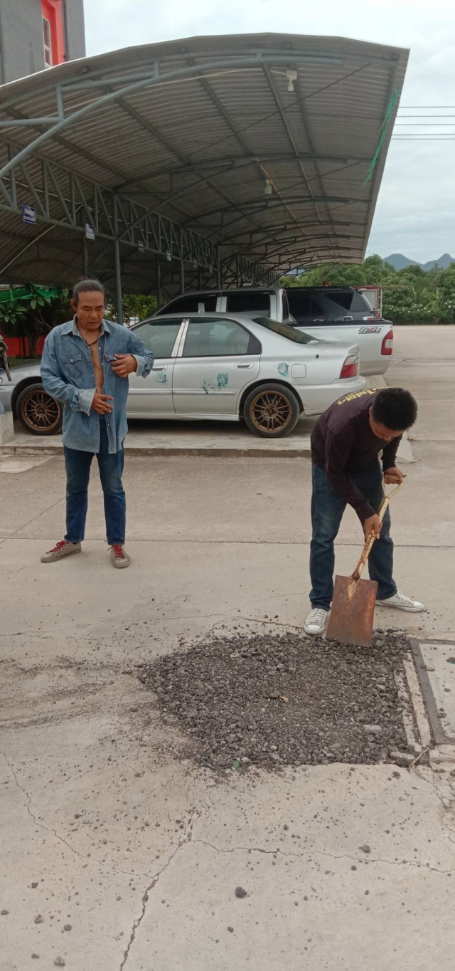 19-6-66 งานป้องกันฯ นำหินคลุกไปซ่อมถนนในพื้นที่