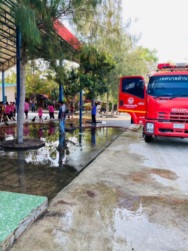 20-12-67 งานป้องกันและบรรเทาสาธารณภัย ดำเนินการล้างพื้นโรงเรียนศาลาลัย