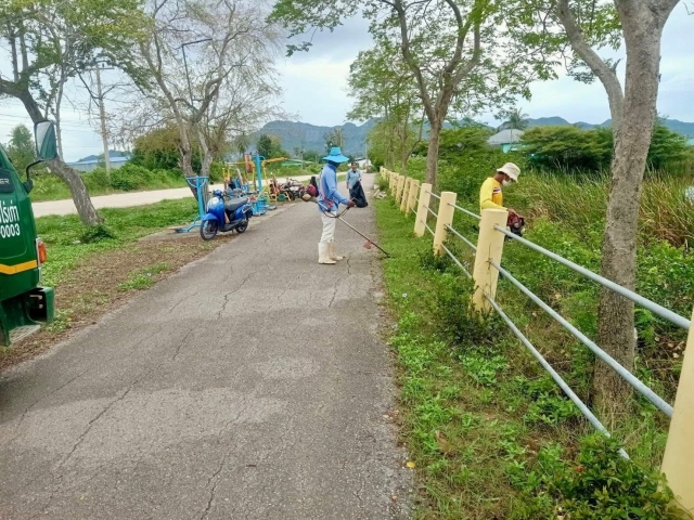 19-9-68กองสาธารณสุขฯ ร่วมกับชุมชนบ้านศาลาลัยดำเนินการปรับปรุงภูมิทัศน์ กำจัดวัชพืช เก็บขยะ 