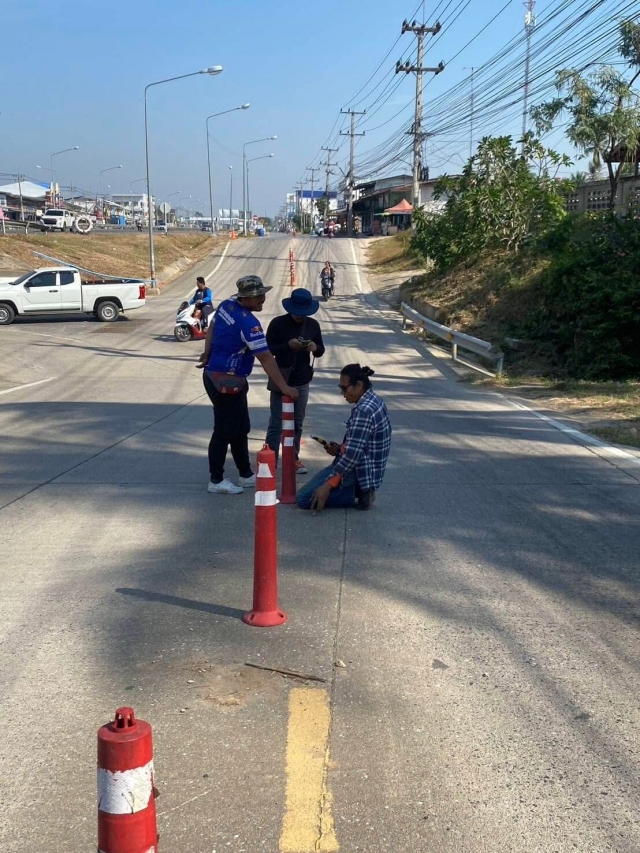 24-12-67 ดำเนินการซ่อมกรวยจราจรบริเวณทางรอดทางกลาง