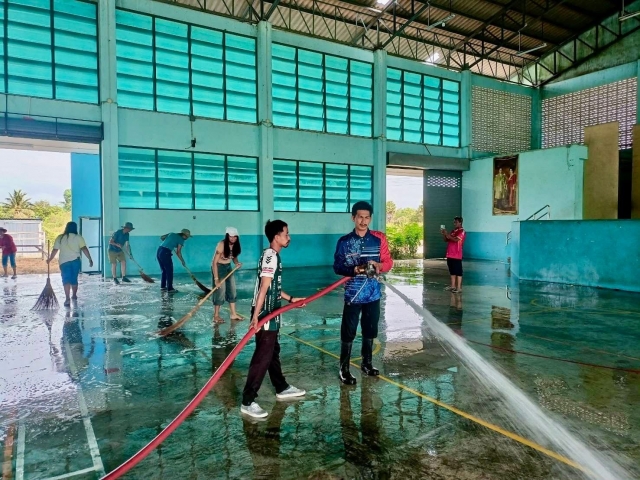 26-8-68งานป้องกันฯดำเนินการทำความสะอาดโรงยิมโรงเรียนเทศบาล 1 บ้านตาลเจ็ดยอด