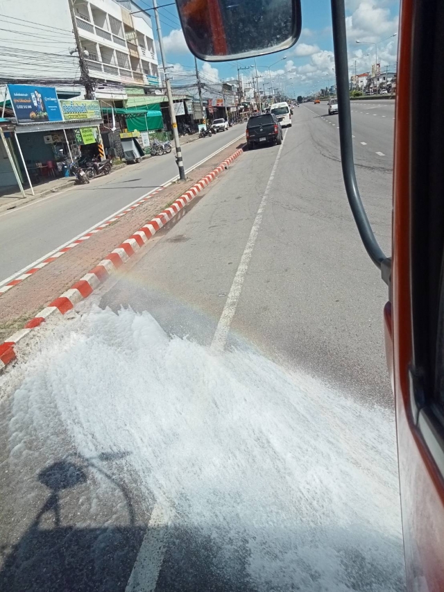 28พย.65ล้างถนน บริเวณ หน้าตลาดไร่ใหม่ และมูลนิธิสว่างเมธีธรรมสถาน
