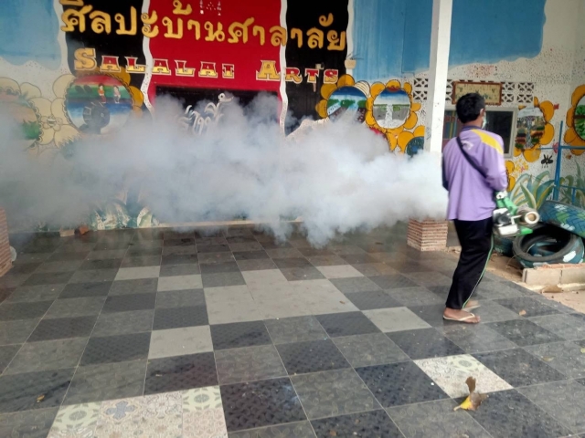 30-10-68กองสาธารณสุขฯพ่นหมอกควันกำจัดยุง โรงเรียนบ้านศาลาลัย โรงเรียนวราวัฒน์ เพื่อป้องกันโรคจากยุง